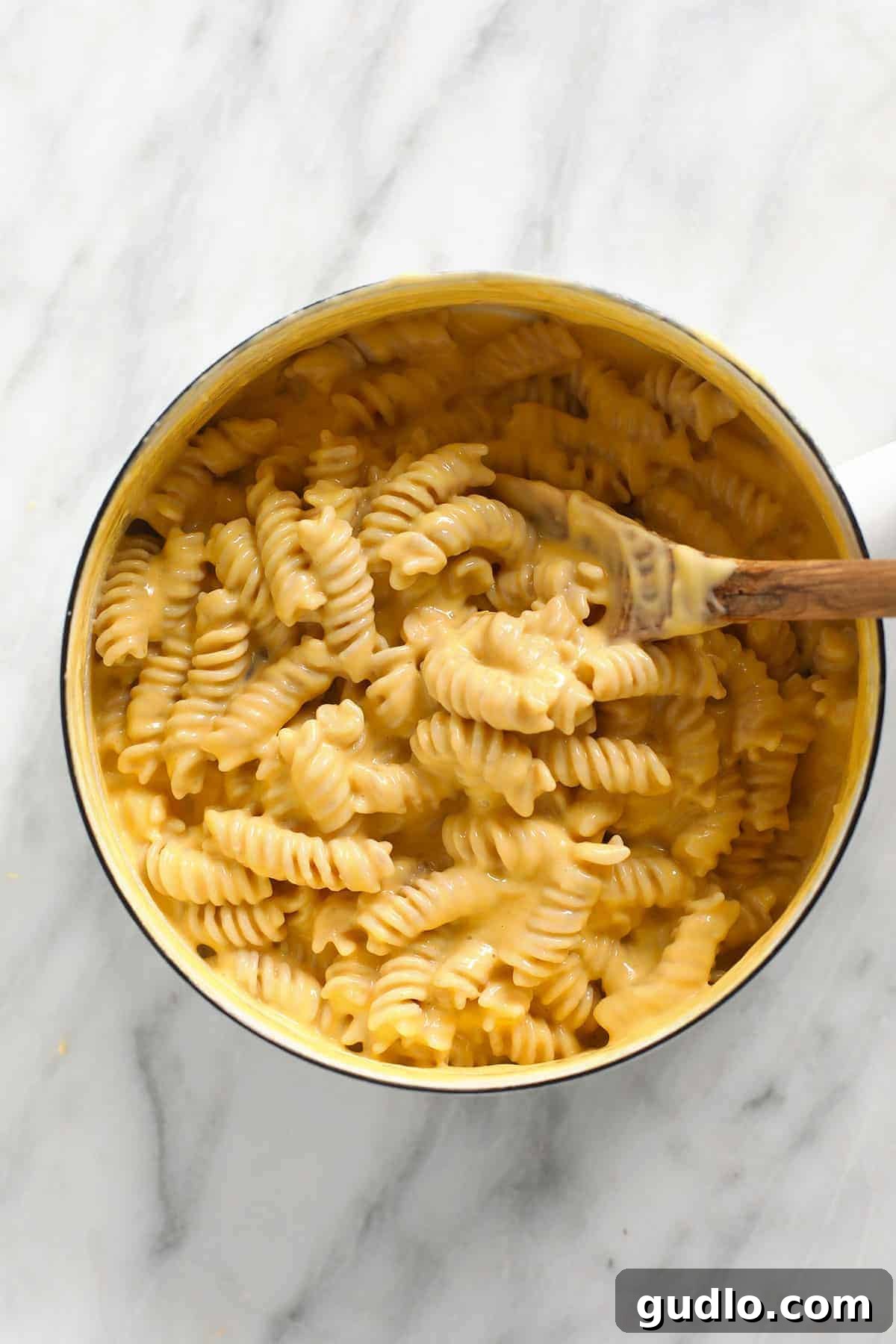 The Ultimate Gluten-Free Mac and Cheese 2 A pot of rich, creamy gluten-free mac and cheese, garnished with fresh herbs, ready to be served.