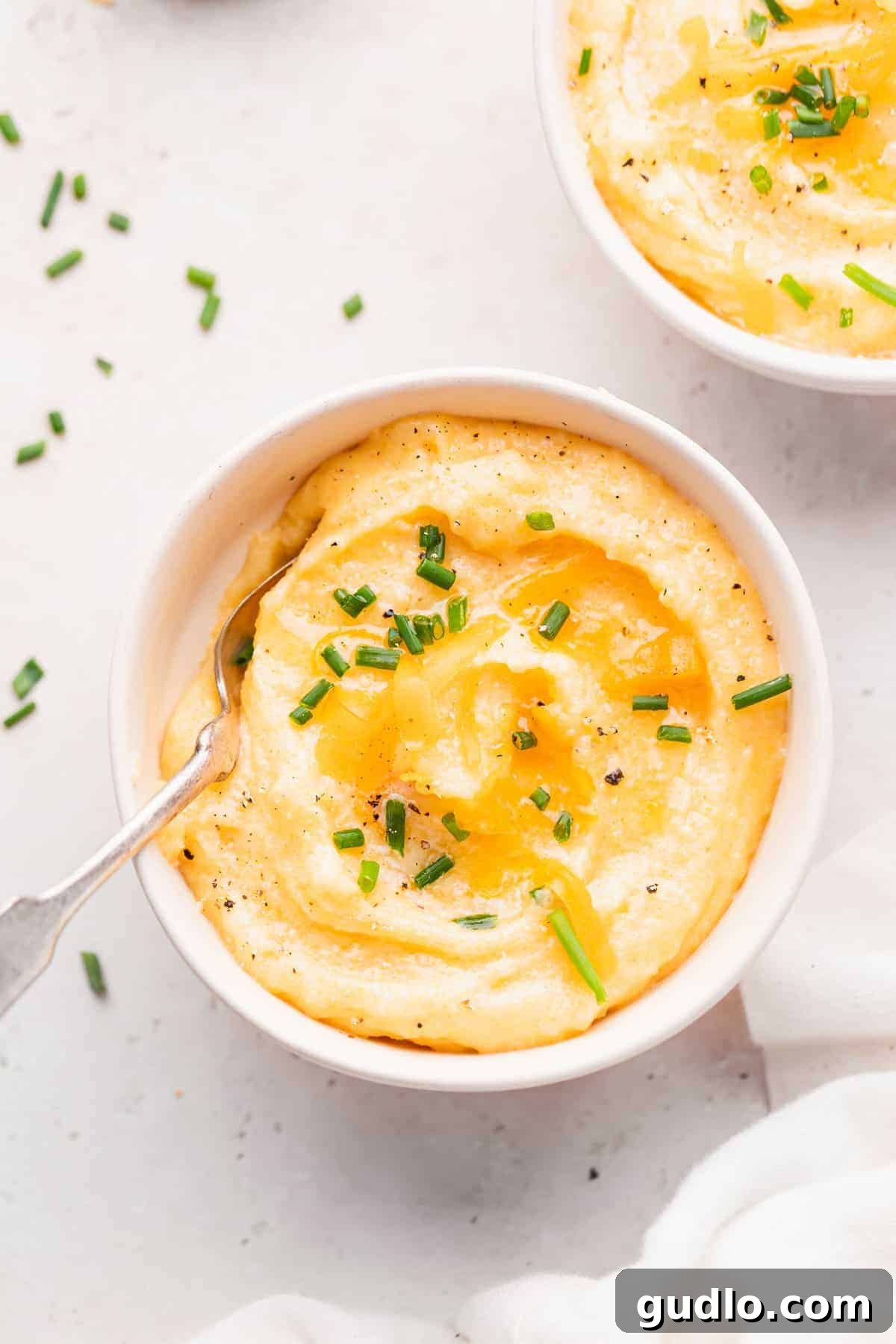 The Cheesiest 5-Ingredient Grits: A Southern Comfort Food Staple A comforting bowl of cheesy grits, generously topped with fresh chives, ready to be enjoyed.