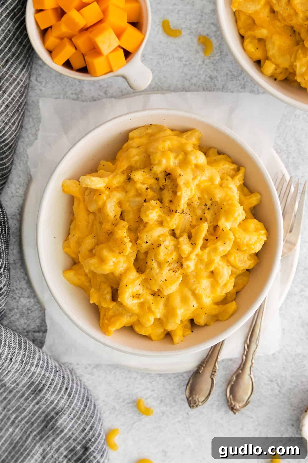 Creamy Crockpot Mac and Cheese A bowl filled with rich, creamy crockpot mac and cheese, ready to be served, showcasing its golden-brown topping and tender pasta.