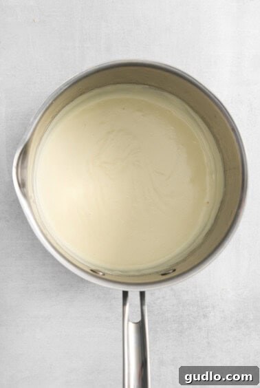 A pan with thickened white cream sauce (béchamel).